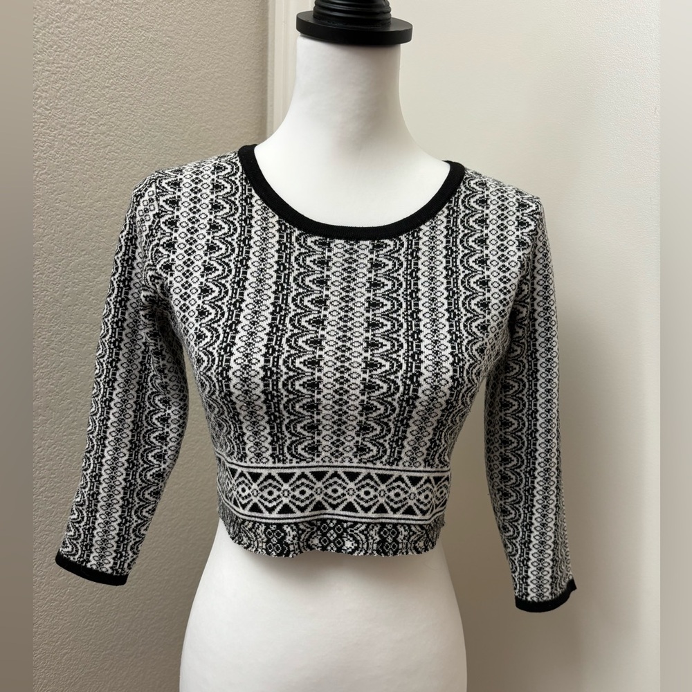 Nina Leonard cropped black and white knit sweater size small S geometric print